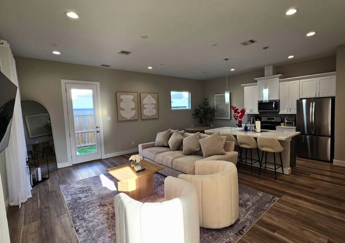Foto principal - 8326 Curry Rd