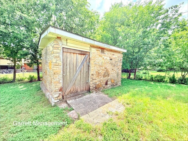 Building Photo - Spacious 5 Bedroom, 3 bath