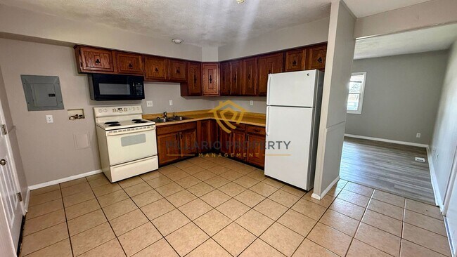 Foto del edificio - 3-Bedroom Home Near Indianapolis Motor Speedway with Attached Garage, Available NOW!