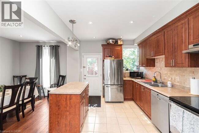 Building Photo - 38 Fairleigh Ave N
