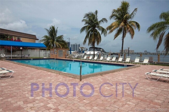 Building Photo - 2821 N Miami Beach Blvd