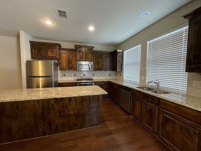 Building Photo - 2650 Venice Dr