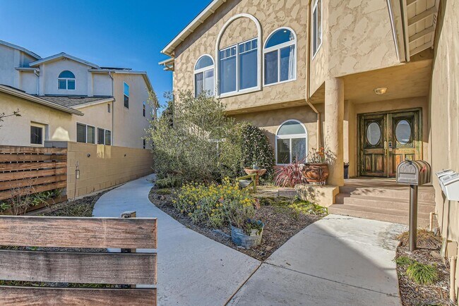 Foto del edificio - 2045 Goshawk St