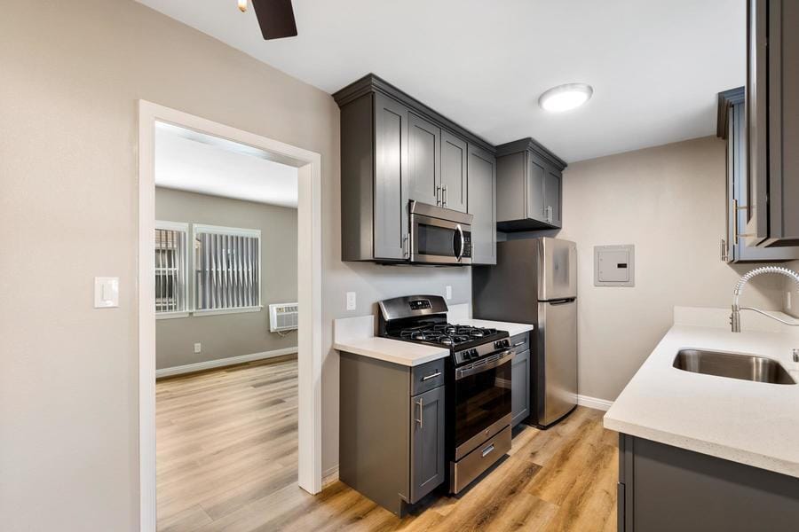 2793 1/2 Glenwood Pl, South Gate, CA 90280 Room for Rent in South