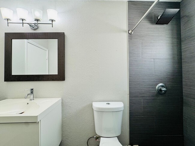 Photo - !SPECIAL OFFER! 3 bed/2 bath in downtown Fort Lauderdale Apartment