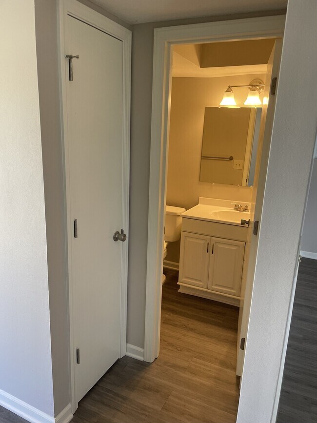 Foto del edificio - 5617-5623 NW 66th Terrace