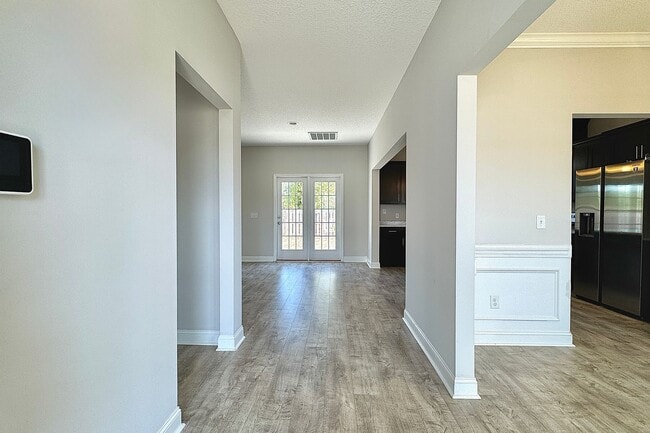 Foto del edificio - AVAILABLE EARLY DECEMBER (Small Pets Only)