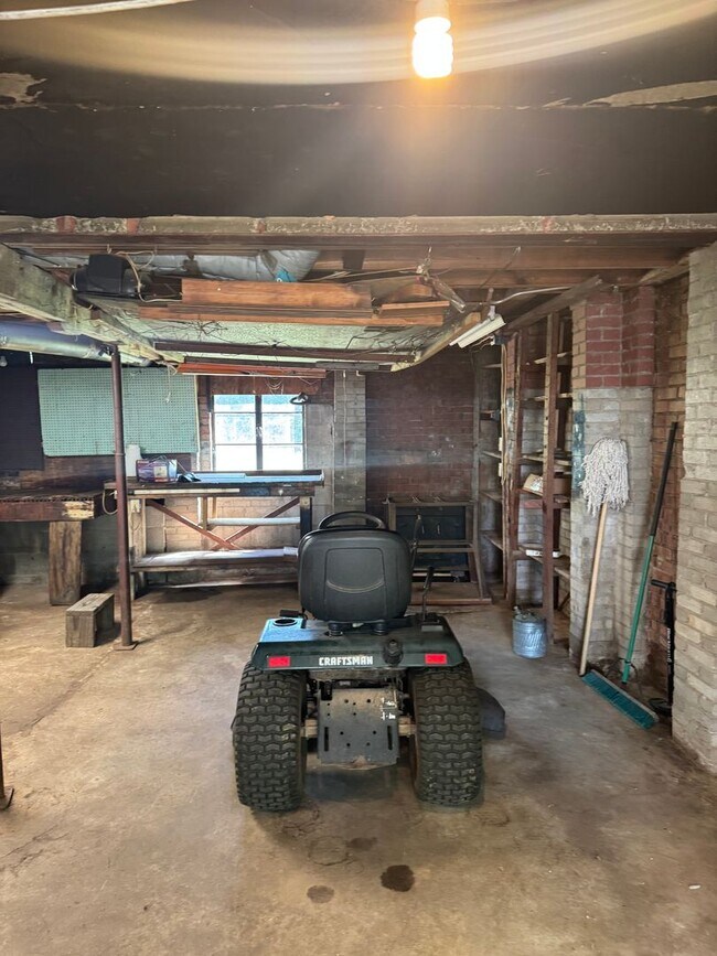 Building Photo - Fantastic Location & Price with a basement !