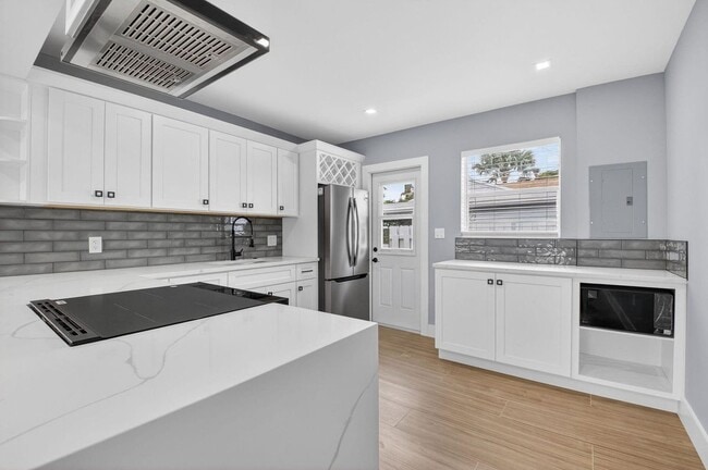 Building Photo - 341 SE 3rd Ave