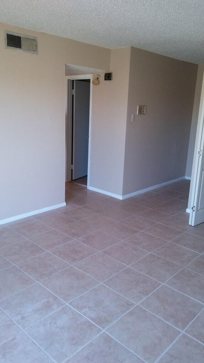 Building Photo - 4416 Laplace St