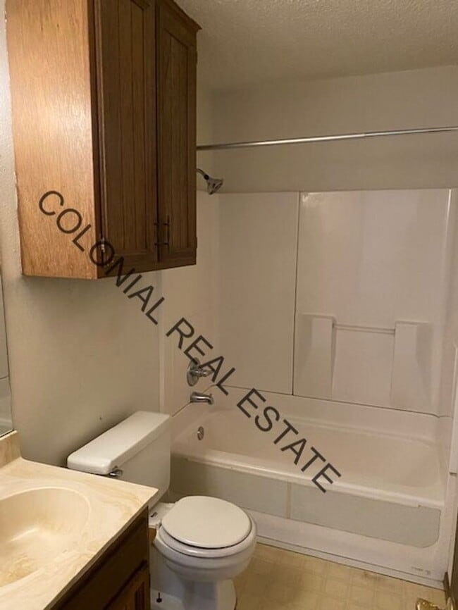 Building Photo - 2 Bedroom 1 Bathroom apartment, private washer/dryer hookups, central heat and air