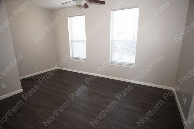 Building Photo - Beautiful 2 BDR w/ Refrigerated AC