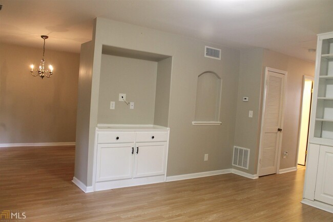 Building Photo - 91 Cobblestone Creek