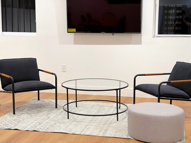 Foto del edificio - 1353 W 37th St