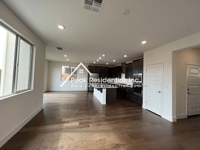 Foto del edificio - Beautiful Elk Grove 3bd/2.5ba Home with 2 ...
