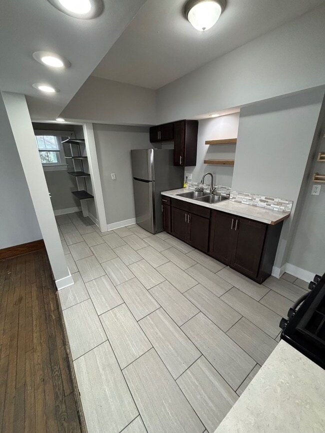 Building Photo - 827 Watson St SW