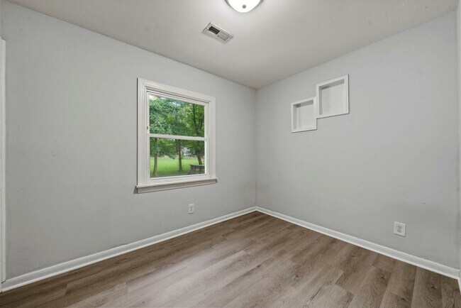 Foto del edificio - Private and convenient 3 bed/1 bath with large backyard