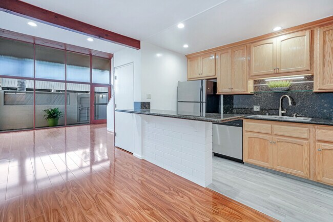 Patio delantero, sala de estar y cocina. - 275 S Church Ln