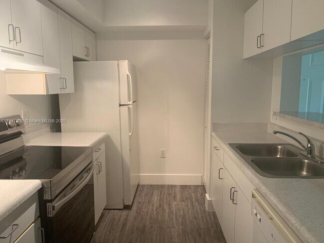 Foto del edificio - 4844 N State Rd 7