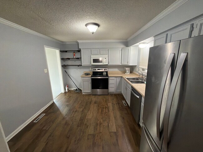 Foto del edificio - Room in Single Family Home on Westfield St