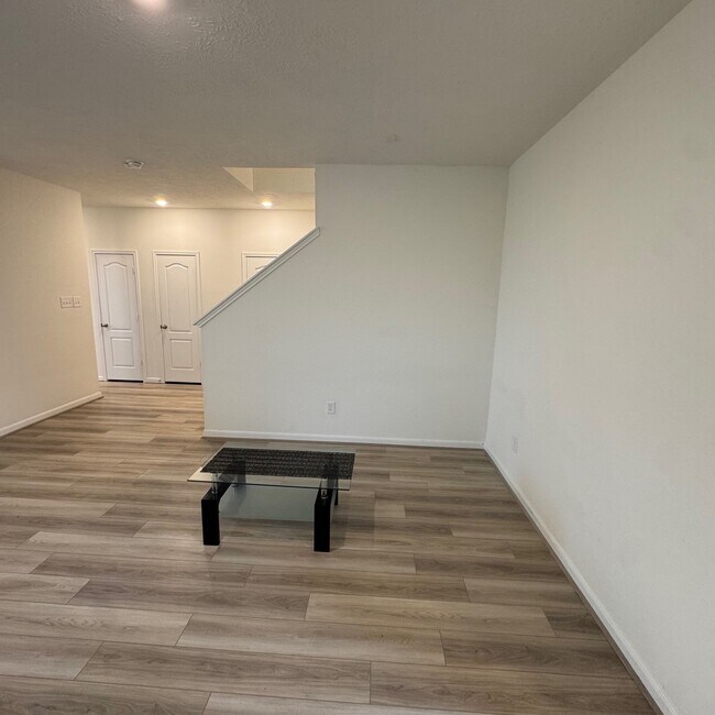 Foto del edificio - 5626 Smokey Bear Ln