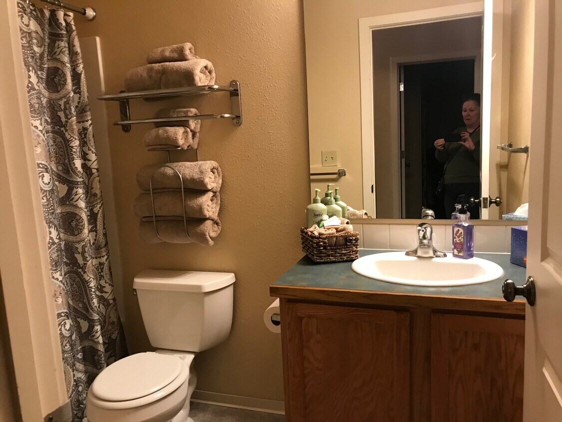 302 W Yakima Ave Unit 208 Bridmar Apartme, Yakima, WA 98902 Room for