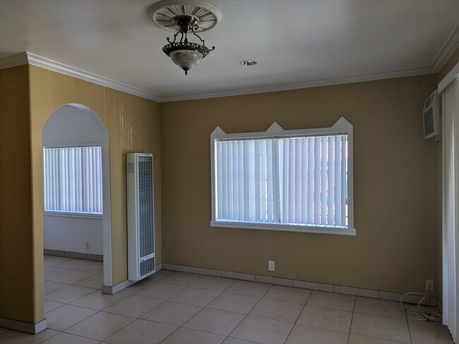 Foto del edificio - 1123 N Gage Ave