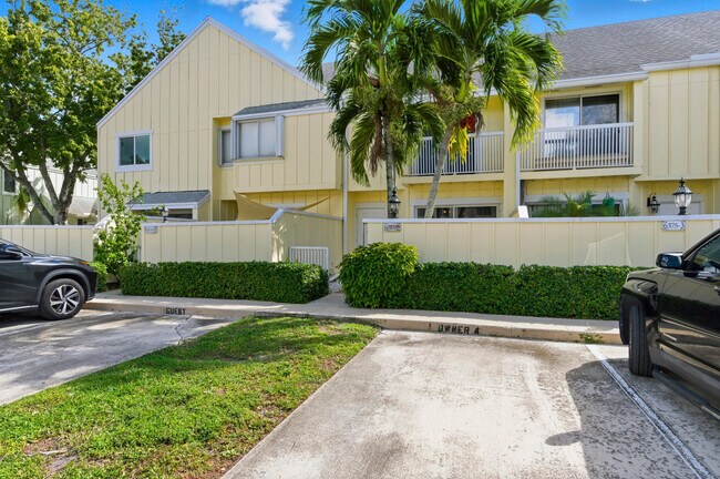 Foto del edificio - 6375 Riverwalk Ln