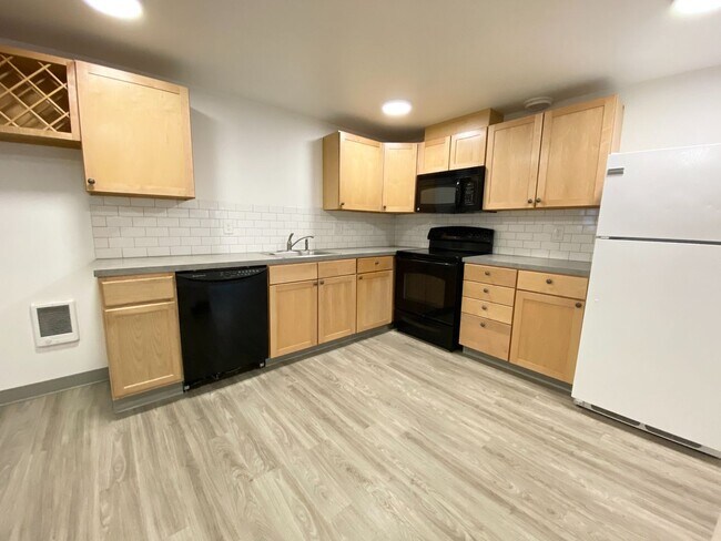 Foto del edificio - Private Entry 2 Bedroom Duplex/ basement a...