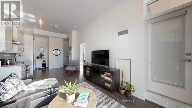 Photo du bâtiment - 75 The Donway W