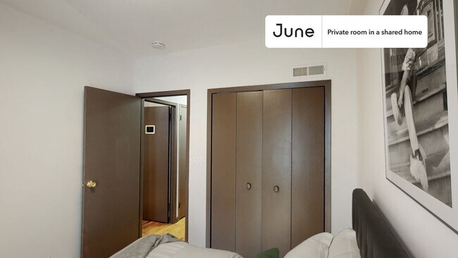 Foto del edificio - Room in Shared 3 bed/1 bath home