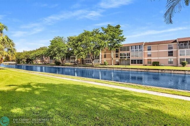 Foto del edificio - 8311 Sands Point Blvd