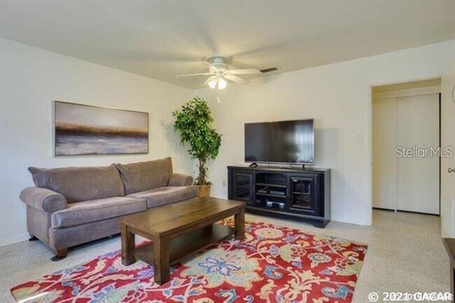 Building Photo - 922 NE 6th Ave