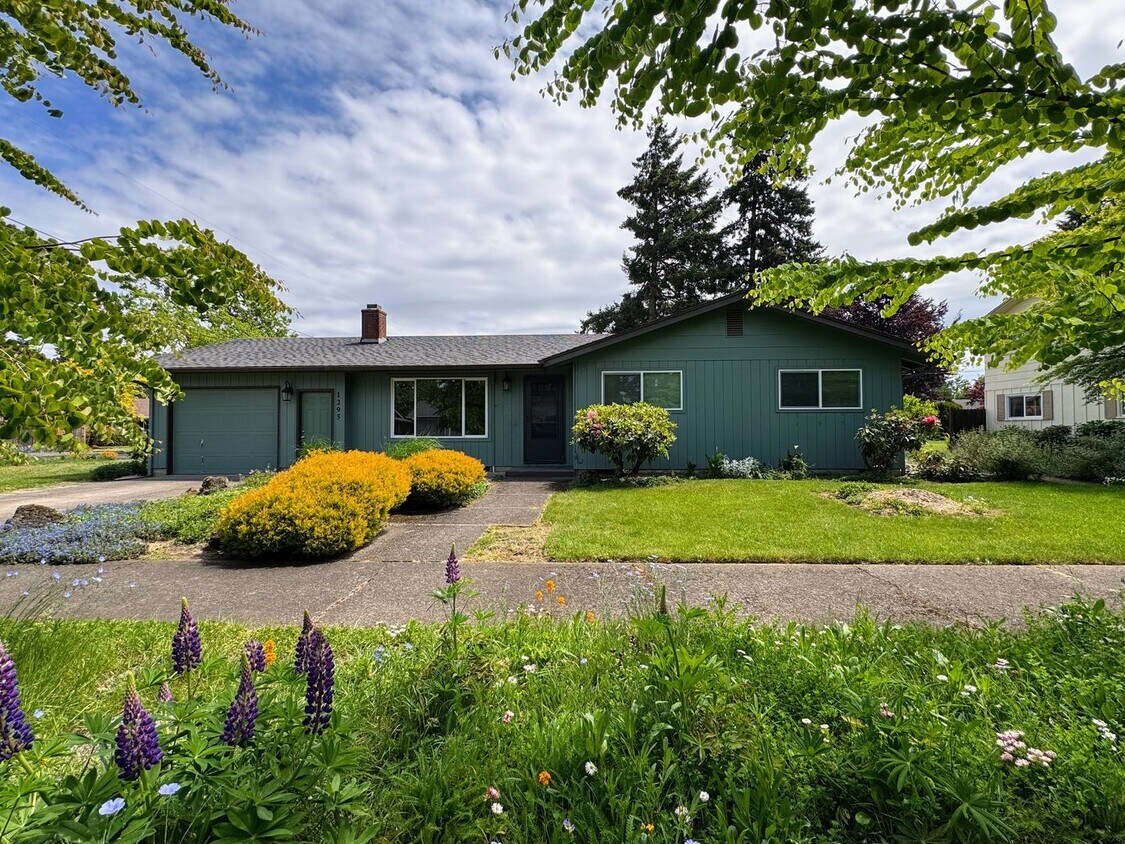Primary Photo - 3-Bedroom, 1-Bathroom Duplex Near Coburg Road