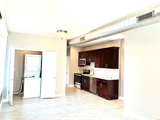 Foto del edificio - 5011 Devonshire Ave