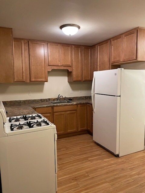 Kitchen w Gas Range - 603 Johnson Ave