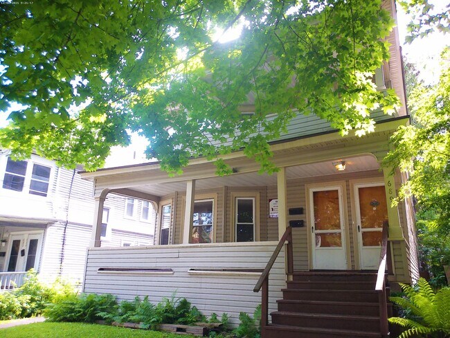 Building Photo - 689 Allen St