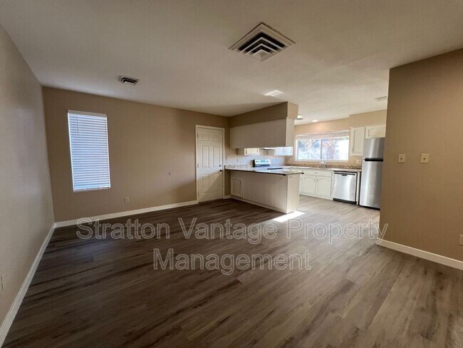 Building Photo - 1541 E McNair Dr