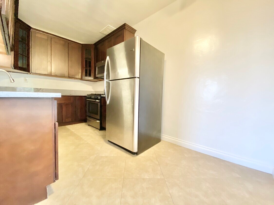 Primary Photo - 800 N Las Palmas Ave Los Angeles, CA 90038