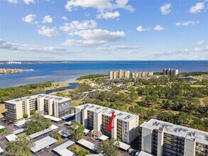 Building Photo - 2700 Cove Cay Dr
