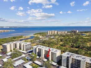 Building Photo - 2700 Cove Cay Dr