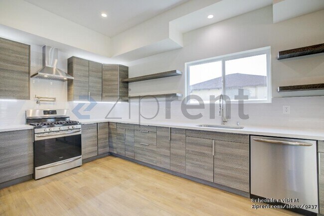 Building Photo - 5615 1/2 Riverton Ave