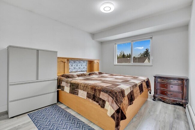 Photo du bâtiment - 12747-1290A 90a Ave