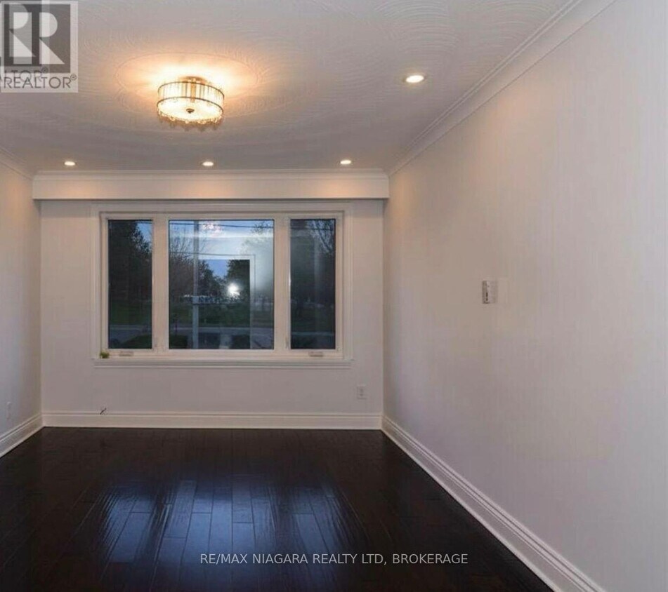 Photo du bâtiment - 844A Danforth Rd