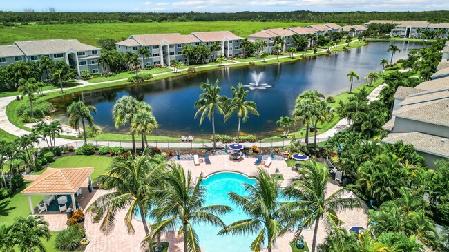 Descubra un lujo incomparable en Lexington Palms Apartment Homes con impresionantes vistas aéreas de la piscina y el sereno lago. Disfrute de comodidades estilo centro turístico, paisajes exuberantes y fuentes de aguas tranquilas, creando una combinación perfecta de comodidad y elegancia. - Lexington Palms at the Forum