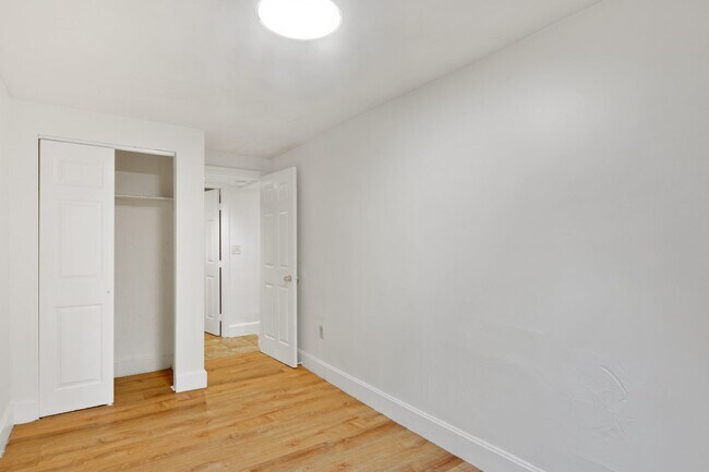 Building Photo - #768 Queen room in Roxbury 3-bed / 1.0-ba