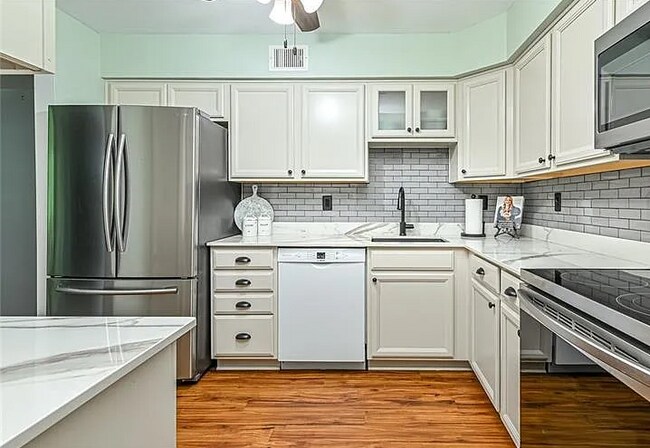 Foto del edificio - 553 Sloop Rd