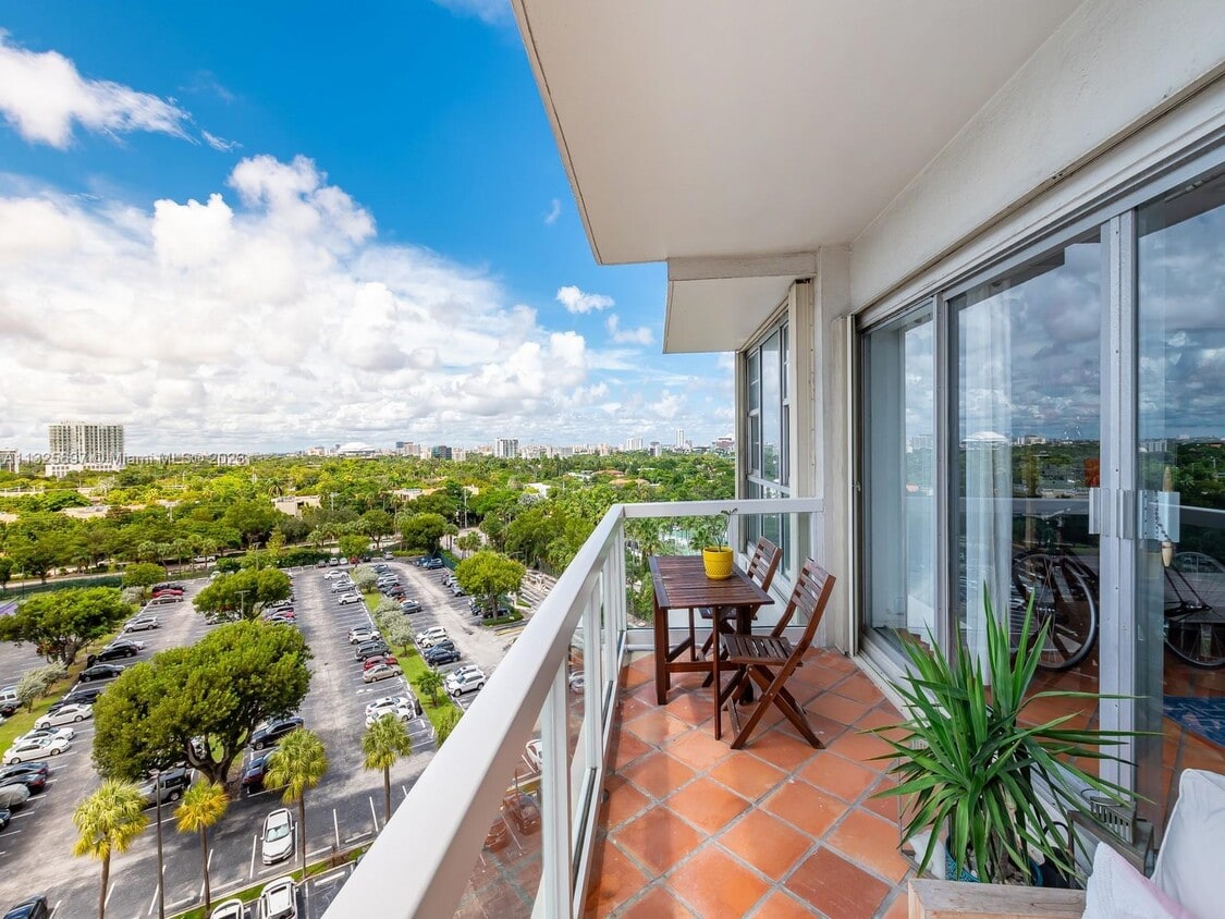 Primary Photo - 2451 Brickell Ave