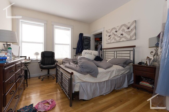 Foto del edificio - Nicely updated unit near the Green Line in...