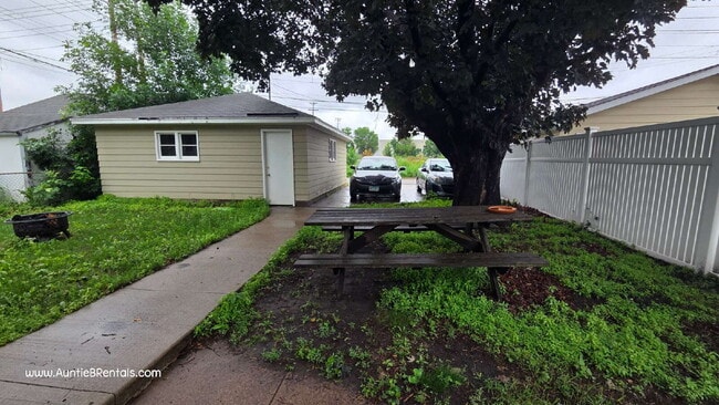 Building Photo - 2BR/1BA Duplex in NE Minneapolis 8/1 move in